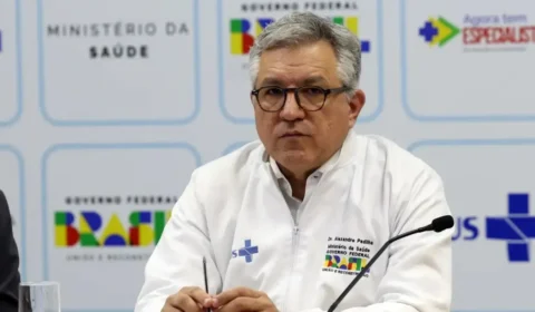 Ministro da Saúde condena lucro de médicos antivacina e anuncia ofensiva jurídica