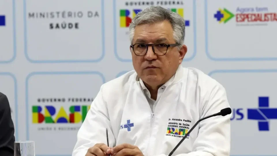Ministro da Saúde condena lucro de médicos antivacina e anuncia ofensiva jurídica