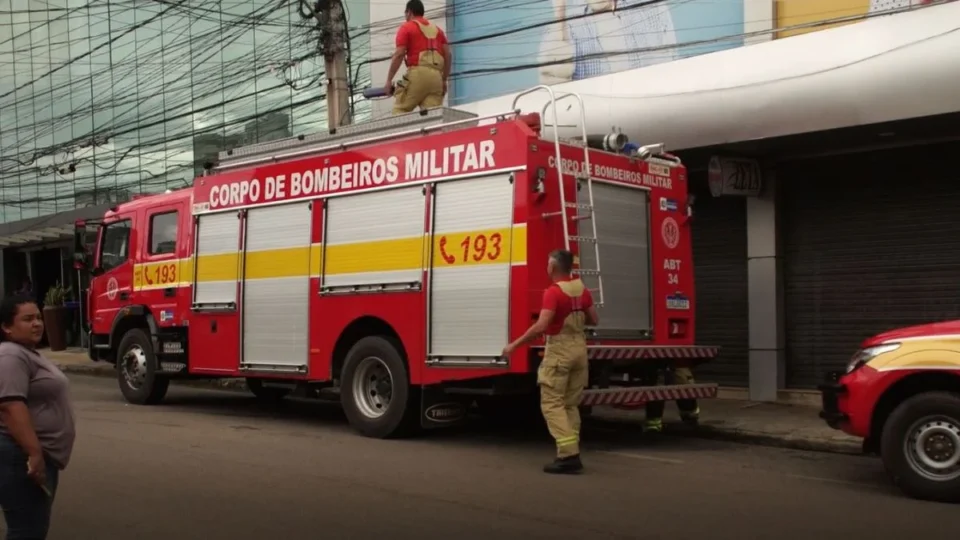 Incêndio em depósito causa evacuação às pressas de hotel
