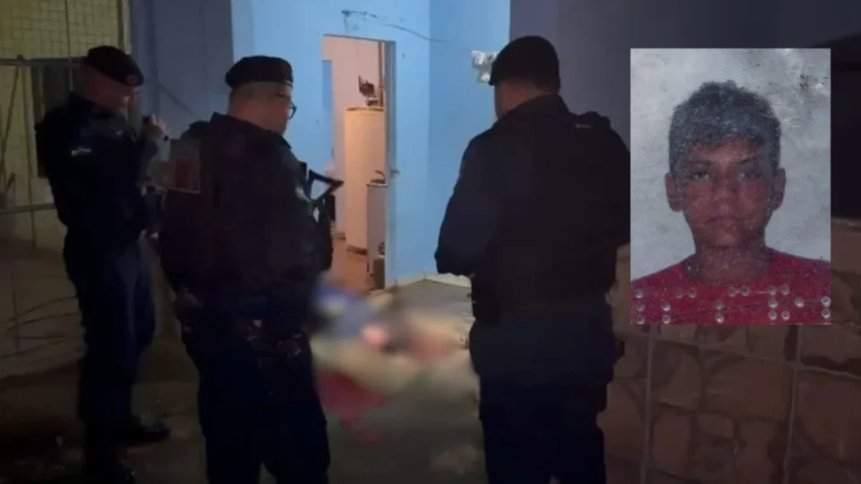 VÍDEO: Homem é executado dentro de vila após ser perseguido por dupla em moto