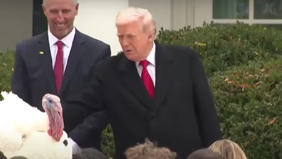 FIFA entrega Prêmio da Paz a Donald Trump durante sorteio da Copa de 2026