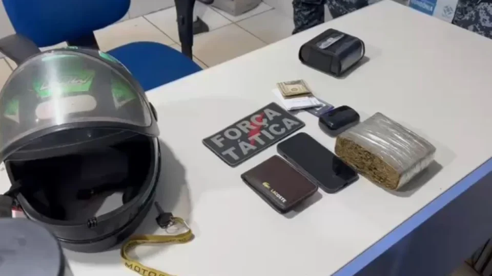 VÍDEO: Entregador do tráfico: PM prende jovem de 18 anos que faria entrega de maconha por apenas quarenta reais