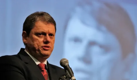 Entre críticas ao PT e defesa de Bolsonaro, Tarcísio se posiciona para o debate de 2026