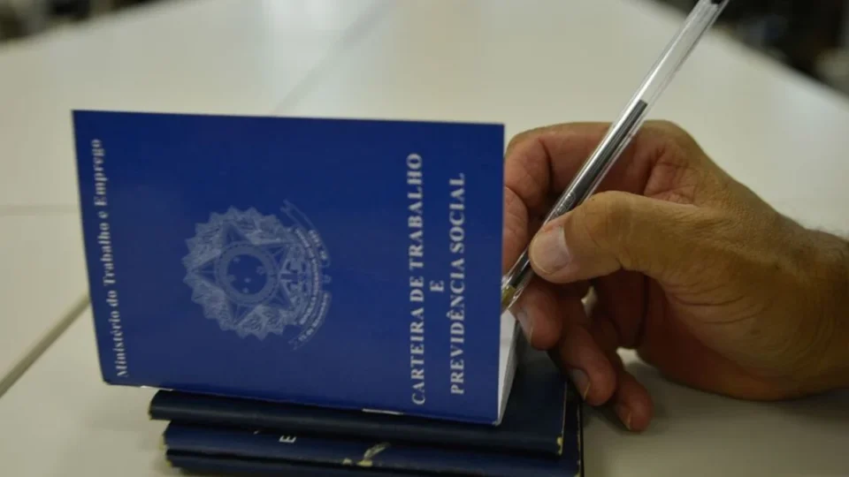 Mercado aquecido leva Brasil a registrar mínima histórica de desemprego e recordes salariais