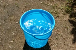 Bebê de 7 meses morre após cair em balde com água