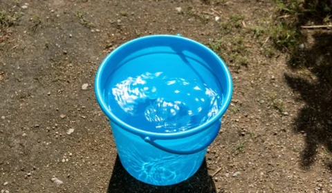 Bebê de 7 meses morre após cair em balde com água