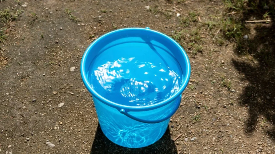 Bebê de 7 meses morre após cair em balde com água