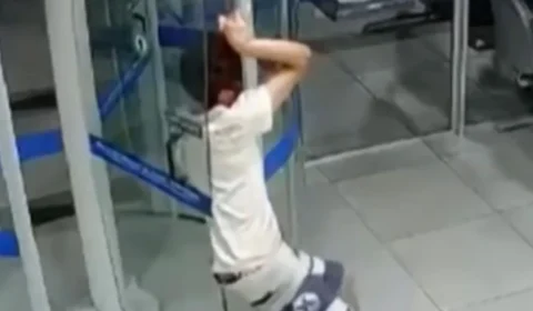 Se deu mal! Homem tenta invadir banco e fica entalado na porta giratória