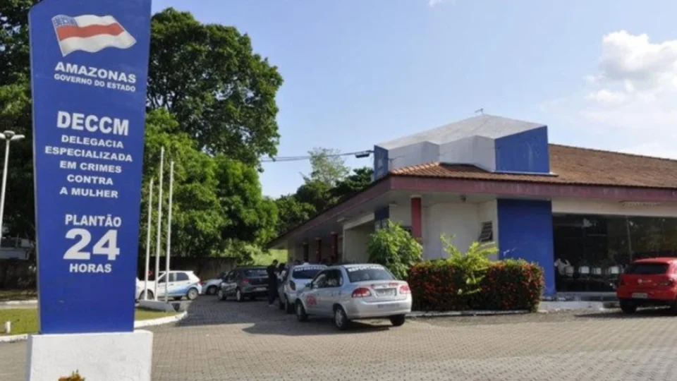 Tenente é preso em Manaus após vítima pular do 2º andar para fugir de violência durante discussão por ciúmes