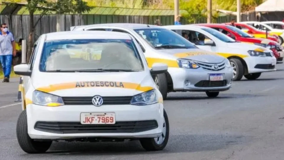 Contran elimina obrigatoriedade de aulas em autoescolas para tirar CNH