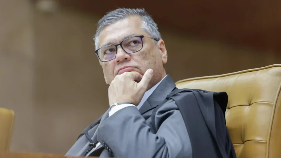 Flávio Dino determina que Legislativo e Executivo expliquem contratos suspeitos em emendas