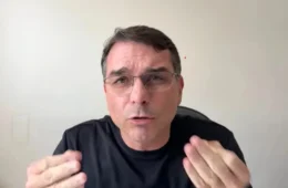 Flávio Bolsonaro diz que acionará TSE após desfile sobre Lula na Sapucaí