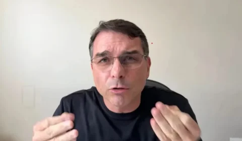 Com soluços e dores, Bolsonaro estaria em confinamento ‘desumano’, diz Flávio ao pedir domiciliar