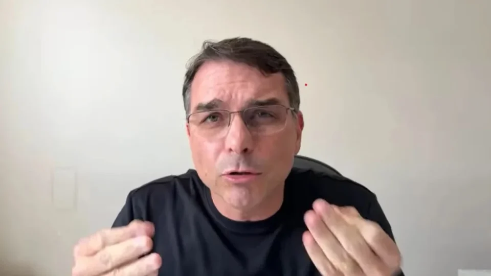 Com soluços e dores, Bolsonaro estaria em confinamento ‘desumano’, diz Flávio ao pedir domiciliar