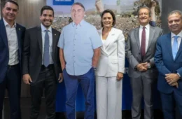 PL lança boneco de papelão de Bolsonaro para eleições de 2026