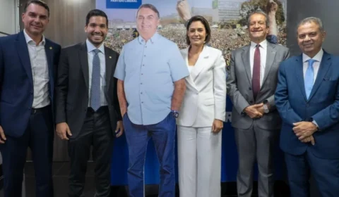 PL lança boneco de papelão de Bolsonaro para eleições de 2026