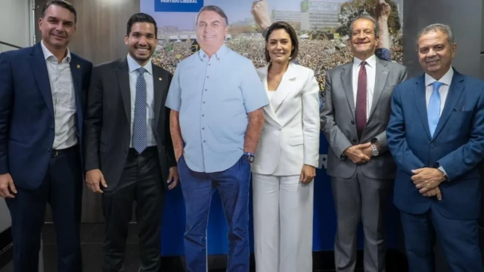 PL lança boneco de papelão de Bolsonaro para eleições de 2026