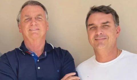Flávio Bolsonaro é anunciado por Jair como candidato ao Planalto em 2026