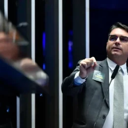 Flávio Bolsonaro reúne líderes partidários em busca de apoio para 2026 nesta segunda-feira (8)