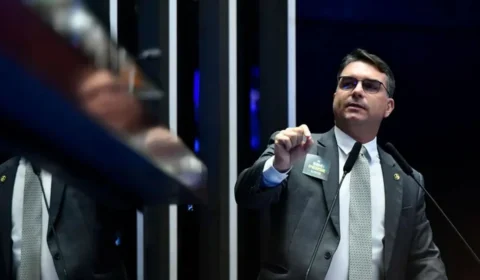 Flávio Bolsonaro reúne líderes partidários em busca de apoio para 2026 nesta segunda-feira (8)
