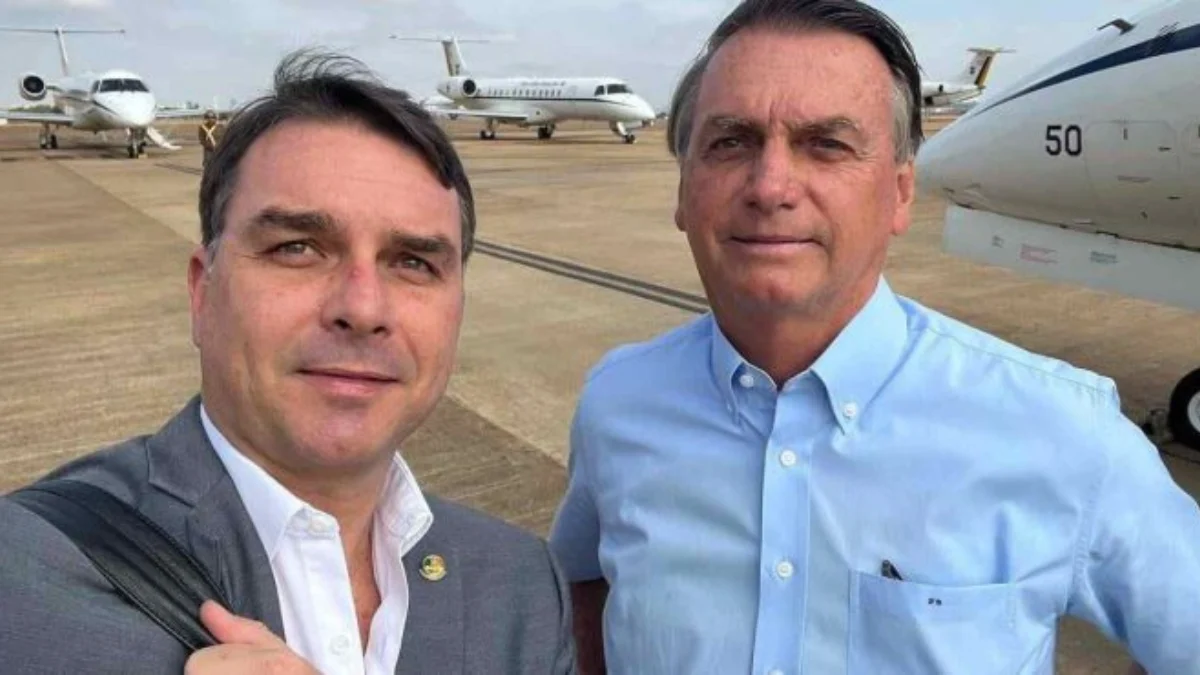 Flávio Bolsonaro e Jair Bolsonaro com interlocuções políticas.