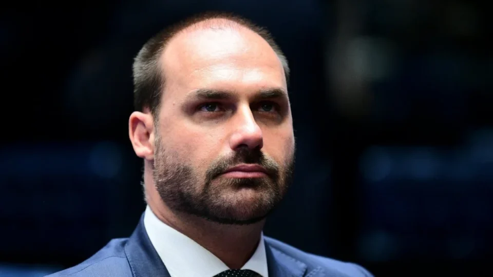 Acúmulo de faltas coloca mandato de Eduardo Bolsonaro em risco
