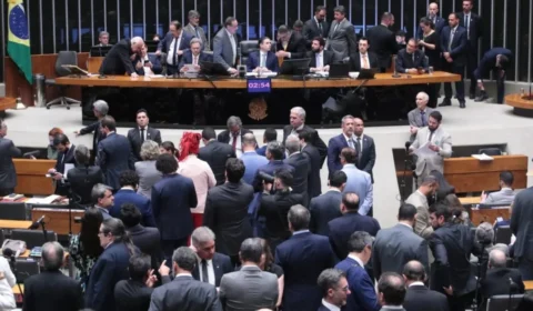 Com 291 votos, Câmara aprova projeto que recalcula penas e beneficia Bolsonaro