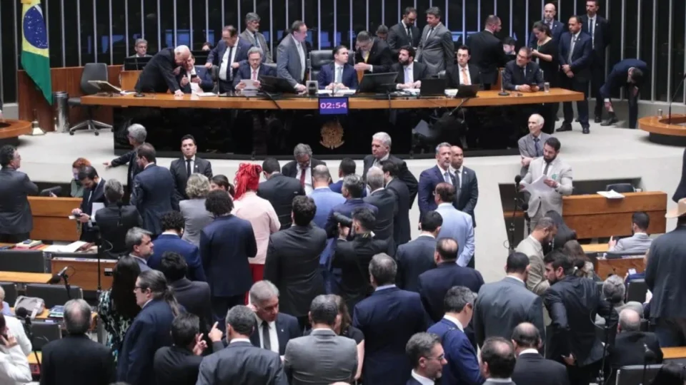 Com 291 votos, Câmara aprova projeto que recalcula penas e beneficia Bolsonaro