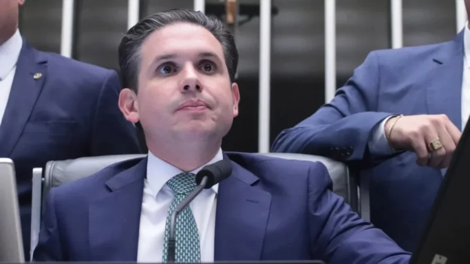 Hugo Motta rebate ação contra imprensa e determina apuração de excessos: ‘indignado’