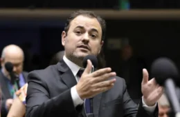 Glauber Braga escapa da cassação, é afastado por seis meses e mira Hugo Motta na PGR