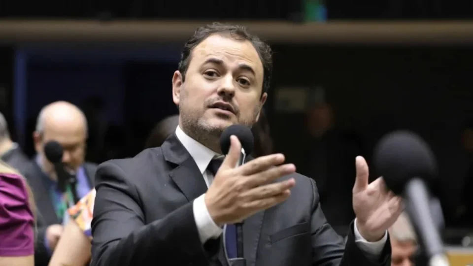 Glauber Braga escapa da cassação, é afastado por seis meses e mira Hugo Motta na PGR