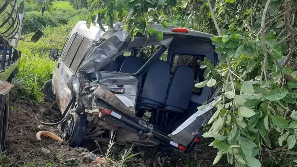 VÍDEO: Van do IFRO apresenta pane na BR-364, é atingida por caminhão e deixa feridos