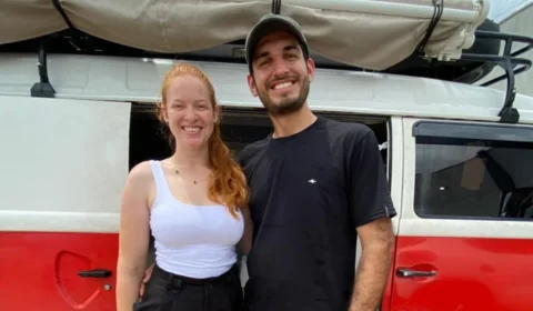 Casal Aventura: Conheça a história do casal que largou tudo para viajar o mundo a bordo de uma Kombi