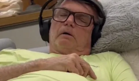 Carlos Bolsonaro cita ‘tragédia anunciada’ ao mostrar vídeo do pai em situação de fragilidade