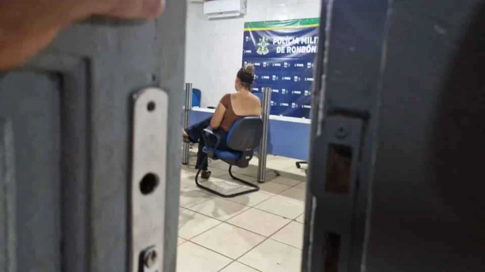 VÍDEO: Mulher é presa após agredir e expulsar filha de 12 anos em Porto Velho