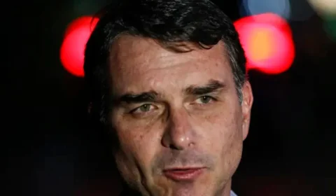 Flávio Bolsonaro critica Moraes, comenta saúde do ex-presidente e amplia discurso político