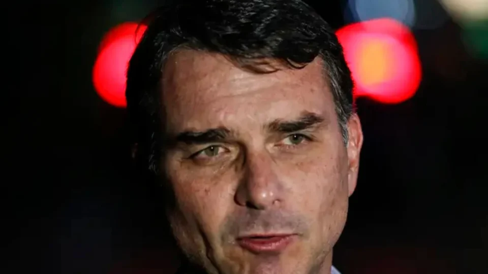 Flávio Bolsonaro critica Moraes, comenta saúde do ex-presidente e amplia discurso político