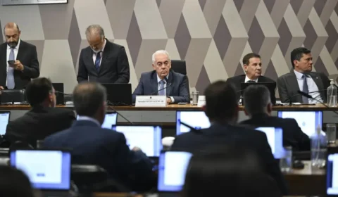 Redução de penas adiada no Senado por quatro horas; PF questiona contradição entre endurecimento e anistia