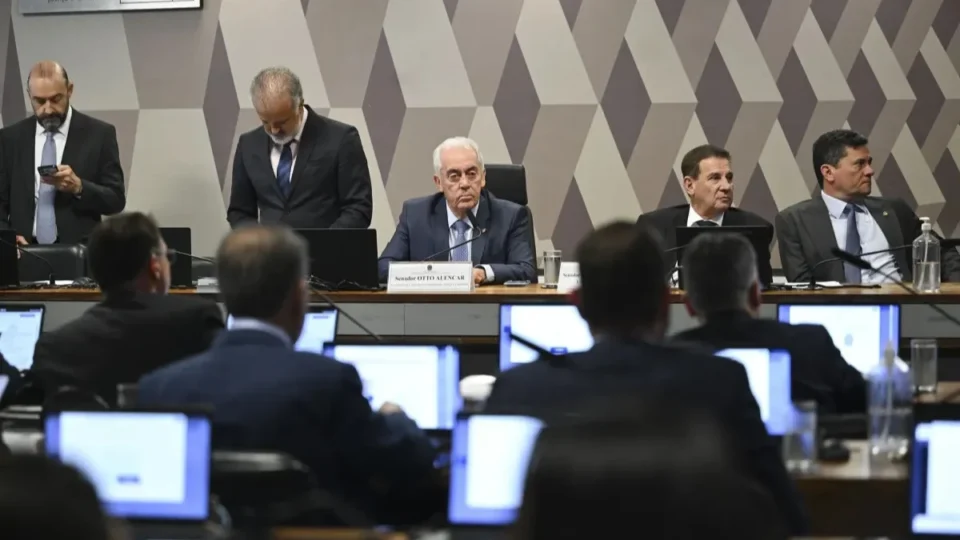 Redução de penas adiada no Senado por quatro horas; PF questiona contradição entre endurecimento e anistia