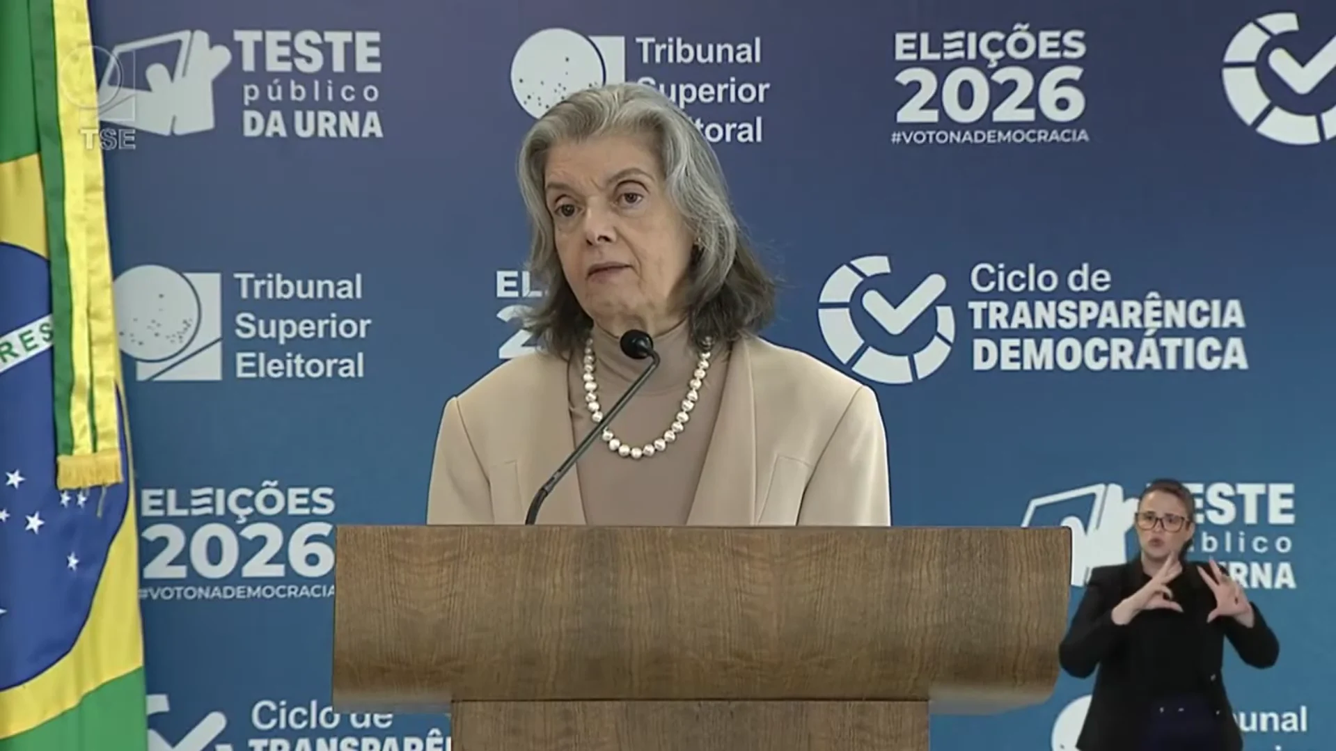 Cármen Lúcia abre testes para urnas.