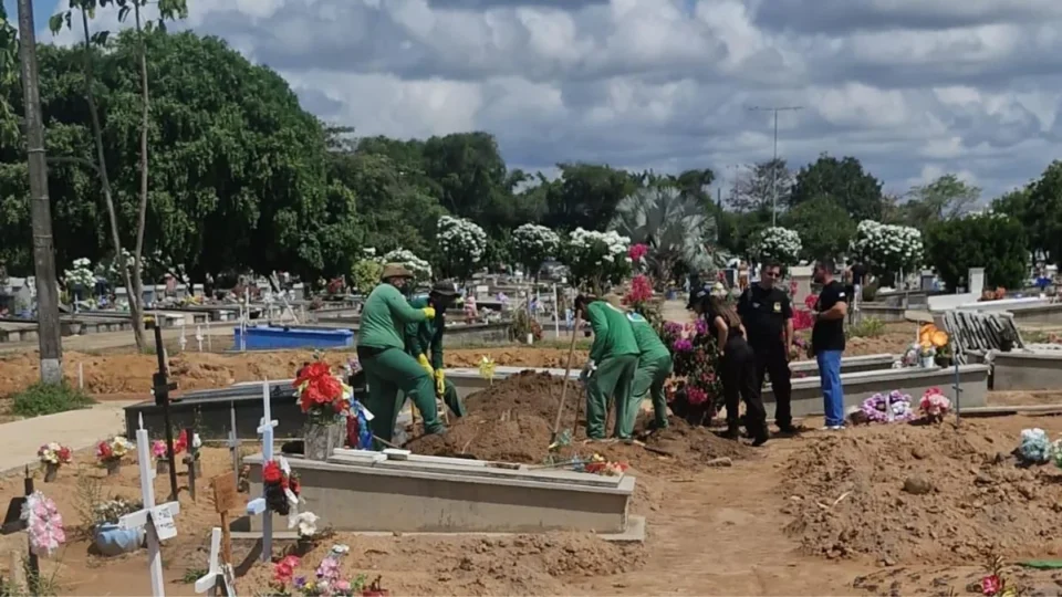 Exumação de mulher reacende suspeita de feminicídio por envenenamento