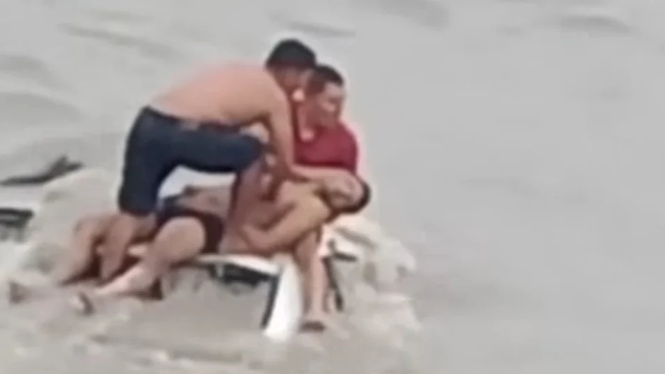 VÍDEO: Chuva forte faz carro afundar em igarapé e deixa vítima presa em Manaus