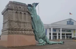 Estátua da Havan cai após forte temporal; veja vídeo
