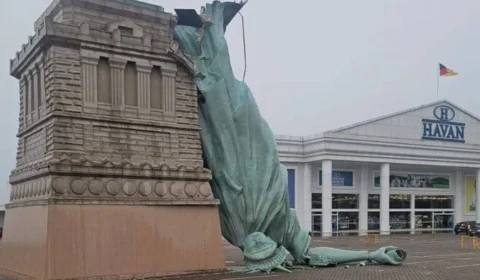 Estátua da Havan cai após forte temporal; veja vídeo