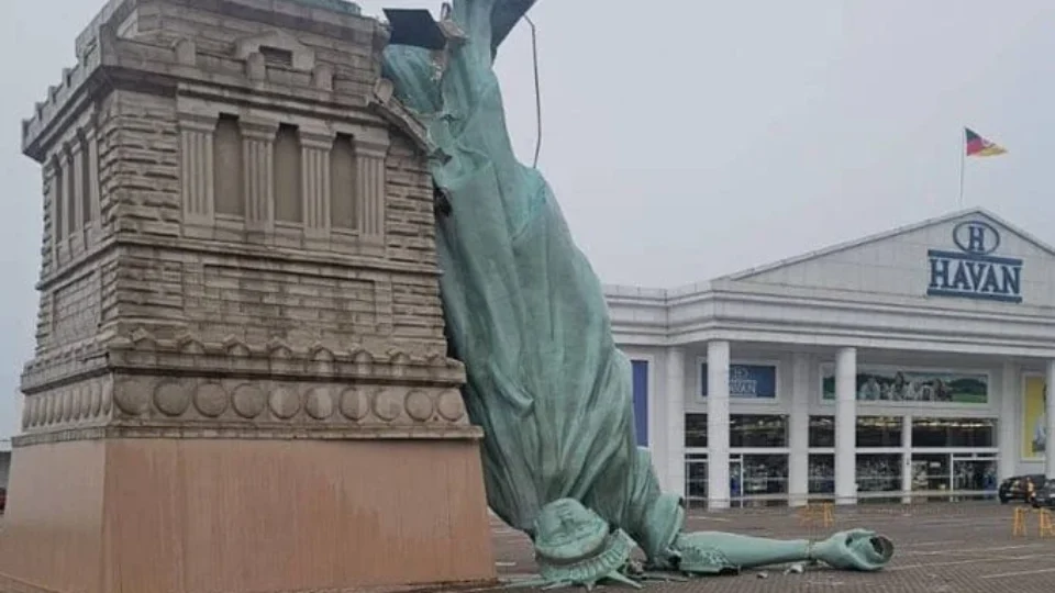 Estátua da Havan cai após forte temporal; veja vídeo