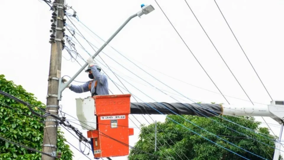 Amazonas Energia registra 50 mil clientes sem luz após temporal; mais da metade já teve serviço retomado