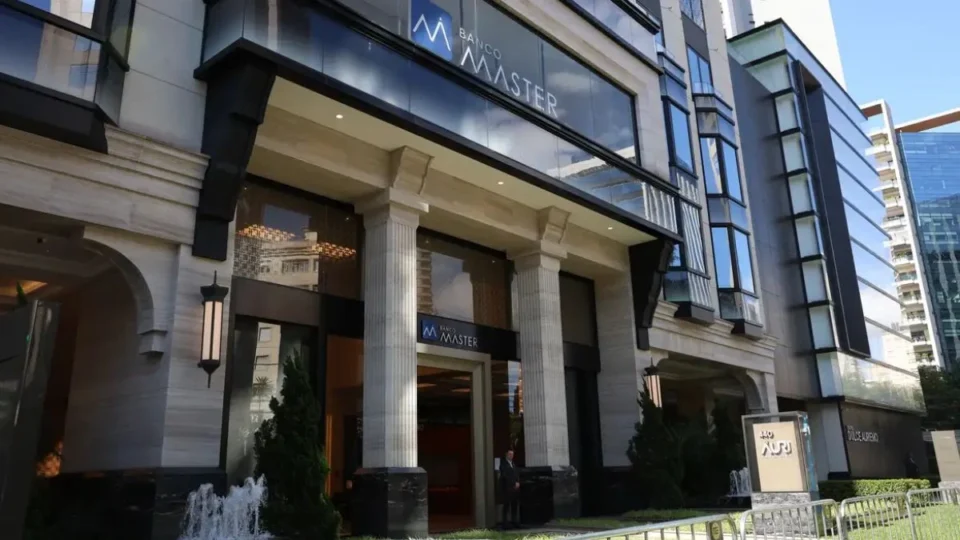 Juiz federal determina envio de investigação do Banco Master ao STF e manda PF suspender atos