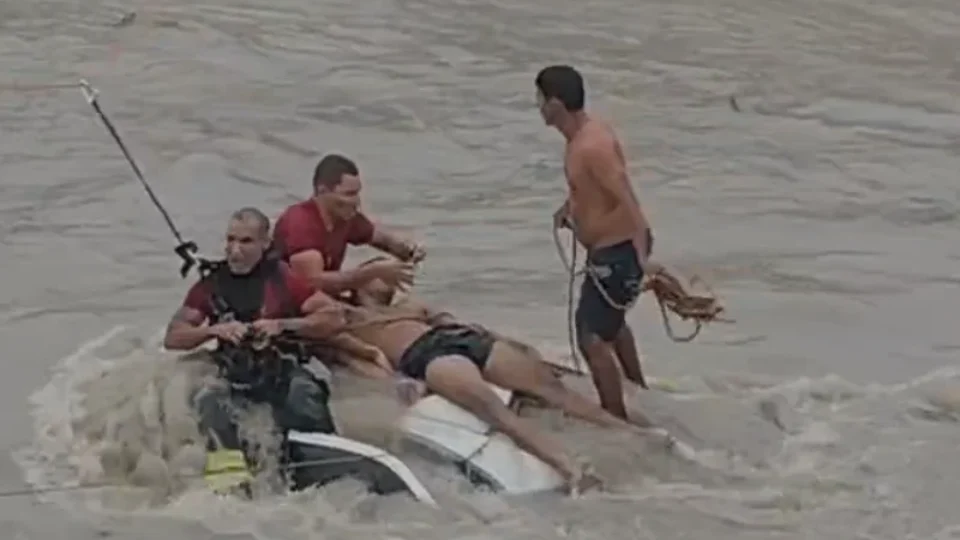 Jovem morre após carro cair no Igarapé do 40 durante forte chuva em Manaus