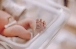 Mulher tenta se passar por mãe de bebê e acaba presa no AM