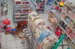 Mulher dá à luz no corredor de loja enquanto fazia compras; vídeo impressiona